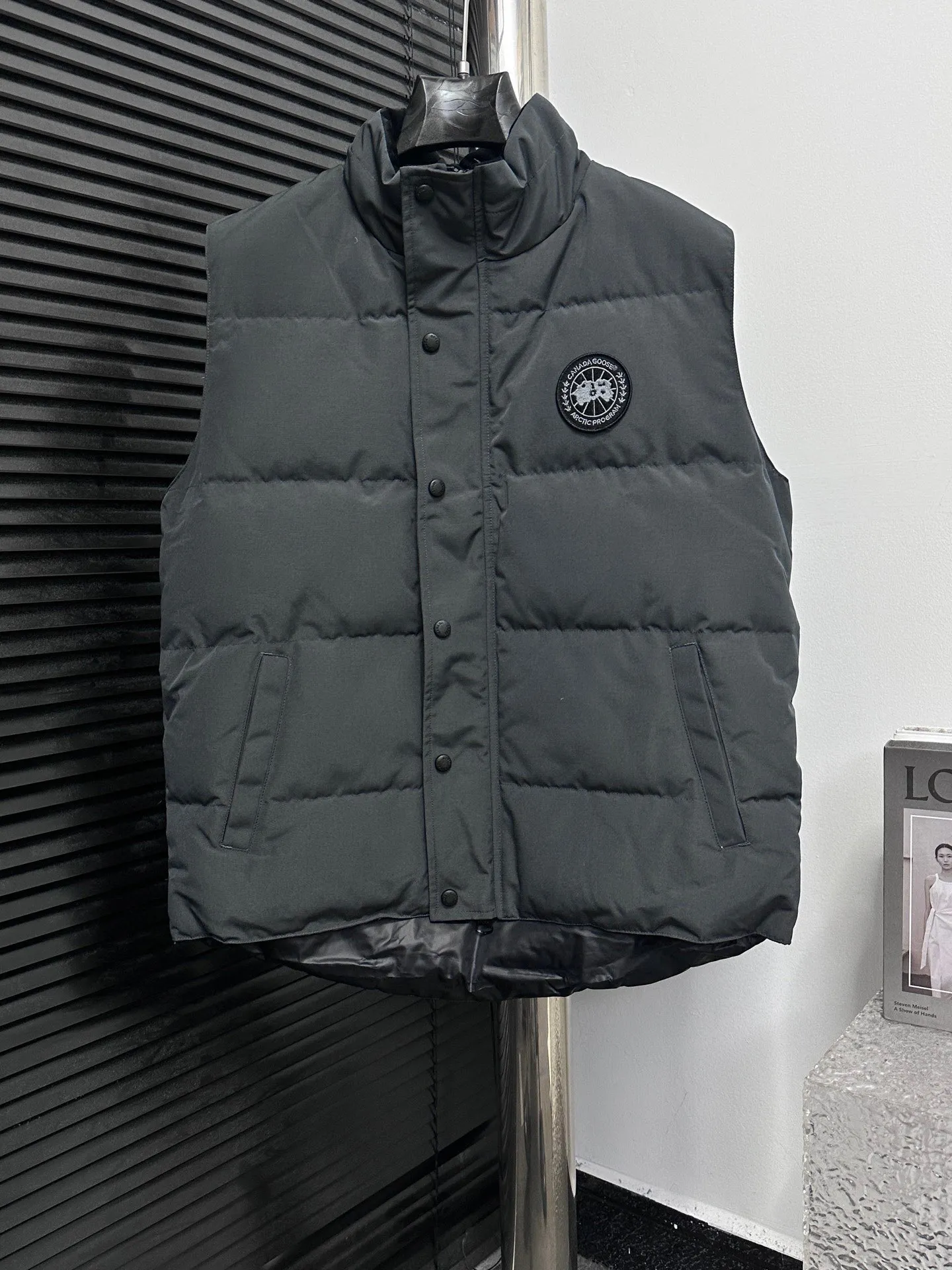 P360 [Canada Goose] Canada Goose black label #Freestyle Crew 4151mb men’s and women’s vest down ➖ Imported Behringer embroidery machine with customized 10,000-needle embroidery label! ➖ Imported 21-count polyester-cotton blended original fabric, using Feather-Light 10D waterproof coating fabric, made of 84.5% polyester fiber and 15.5% cotton, 100% the best feel in the entire network! ➖ The genuine official website uses the national standard 80 white duck down, and will never be misled by false claims such as 90 down or goose down! ➖ 100% nylon nylon lining with double double-layer sealing design to prevent velvet from running away. Top-grade polar fleece is used in the collar and pockets to keep warm and comfortable! ➖ Yoshida YKK provides original custom-made electroplated sliders. YKK two-way lockable zippers are tight and smooth and will not peel off paint! ➖ 3M composite original Velcro is durable, and all accessories and hardware are disassembled and customized! ⛔No slander, no exaggeration, no need for too much copywriting, because it is focused, it is professional!  SIZE: XS S M L XL XXL